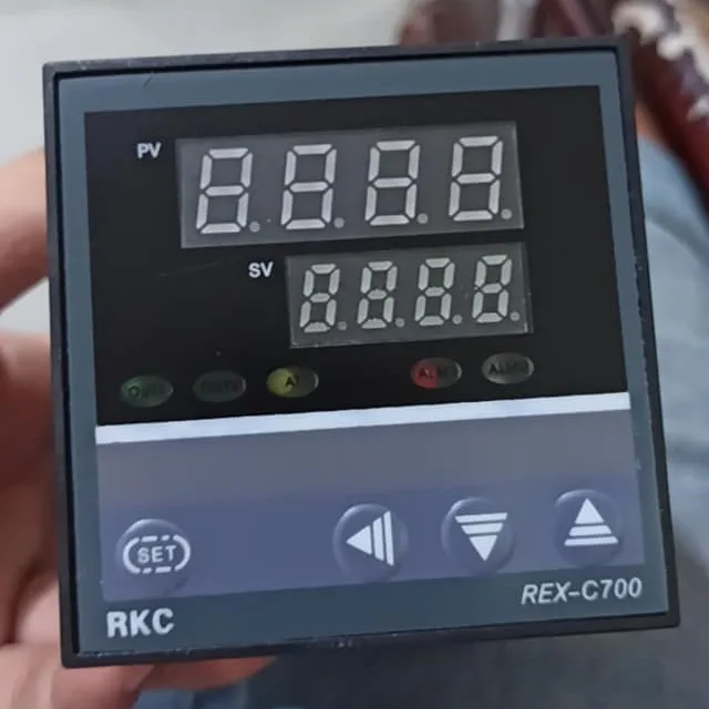 Bộ Điều Khiển Nhiệt Độ Temperature Controller RKC REX-C700