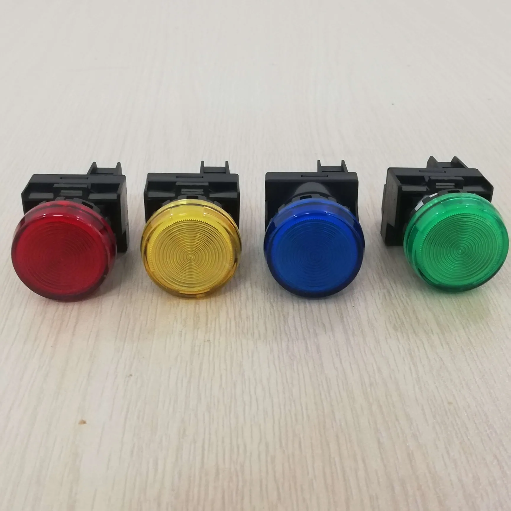 Đèn Báo Pha Led Đỏ IDEC D22 YW1P-1EQM3R