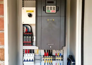 Lắp Tủ Điện Cho Bơm Bằng Solar Mặt Trời