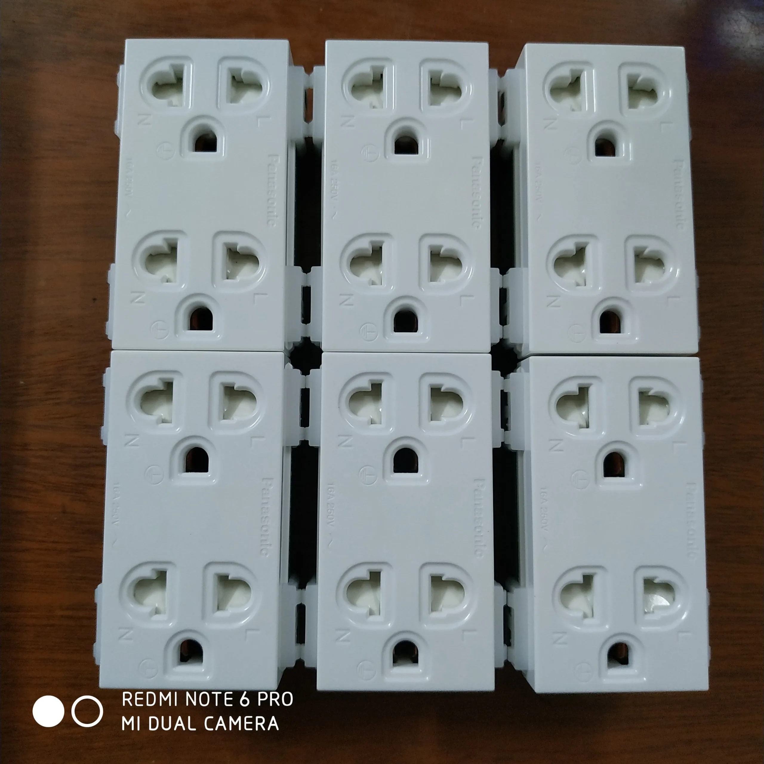 Ổ Cắm Điện Đôi 3 Chấu Panasonic WEV1582SW
