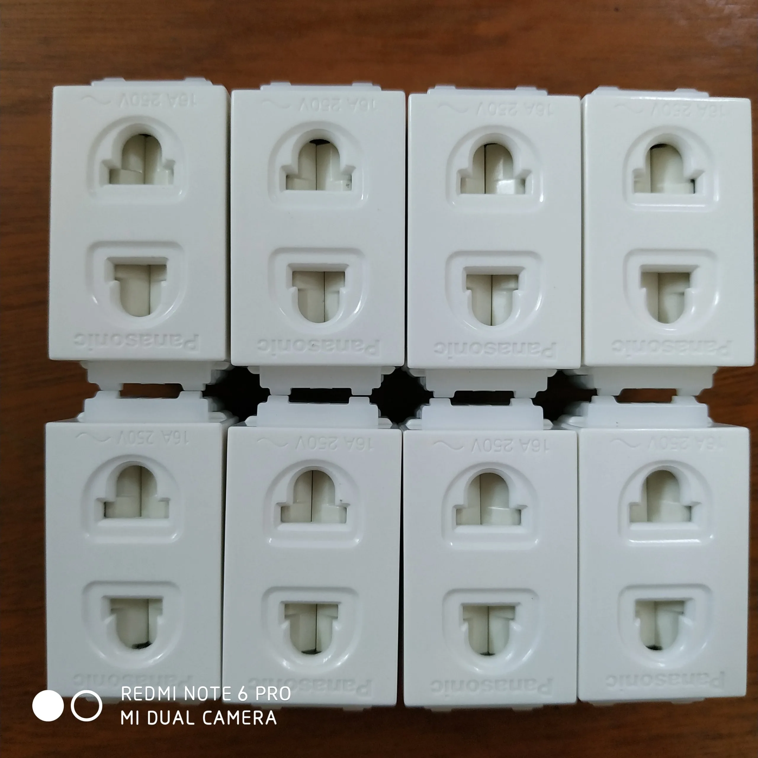 Ổ Cắm Đơn 2 Chấu Có Màn Che Panasonic WEV1081SW