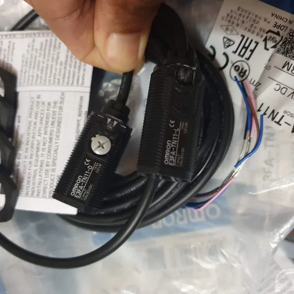 Cảm Biến Quang Thu Phát 20m Omron E3FA-TN11