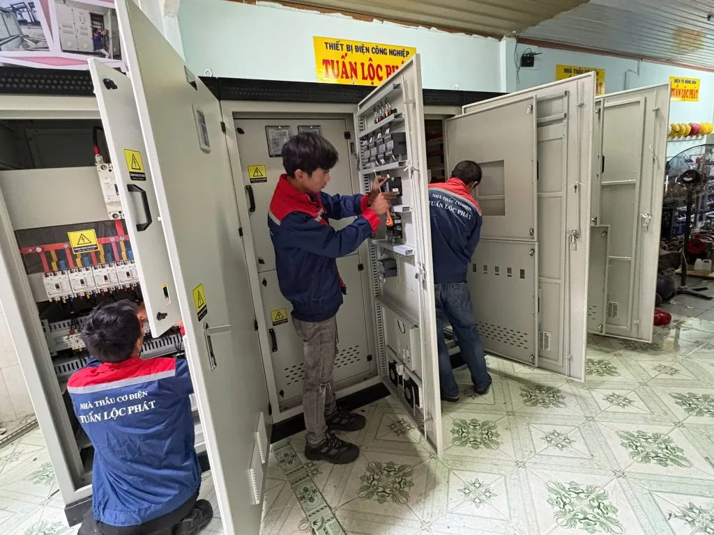 Thi Công Lắp Ráp Tủ Điện Công Nghiệp 3 Pha Chuyên Nghiệp