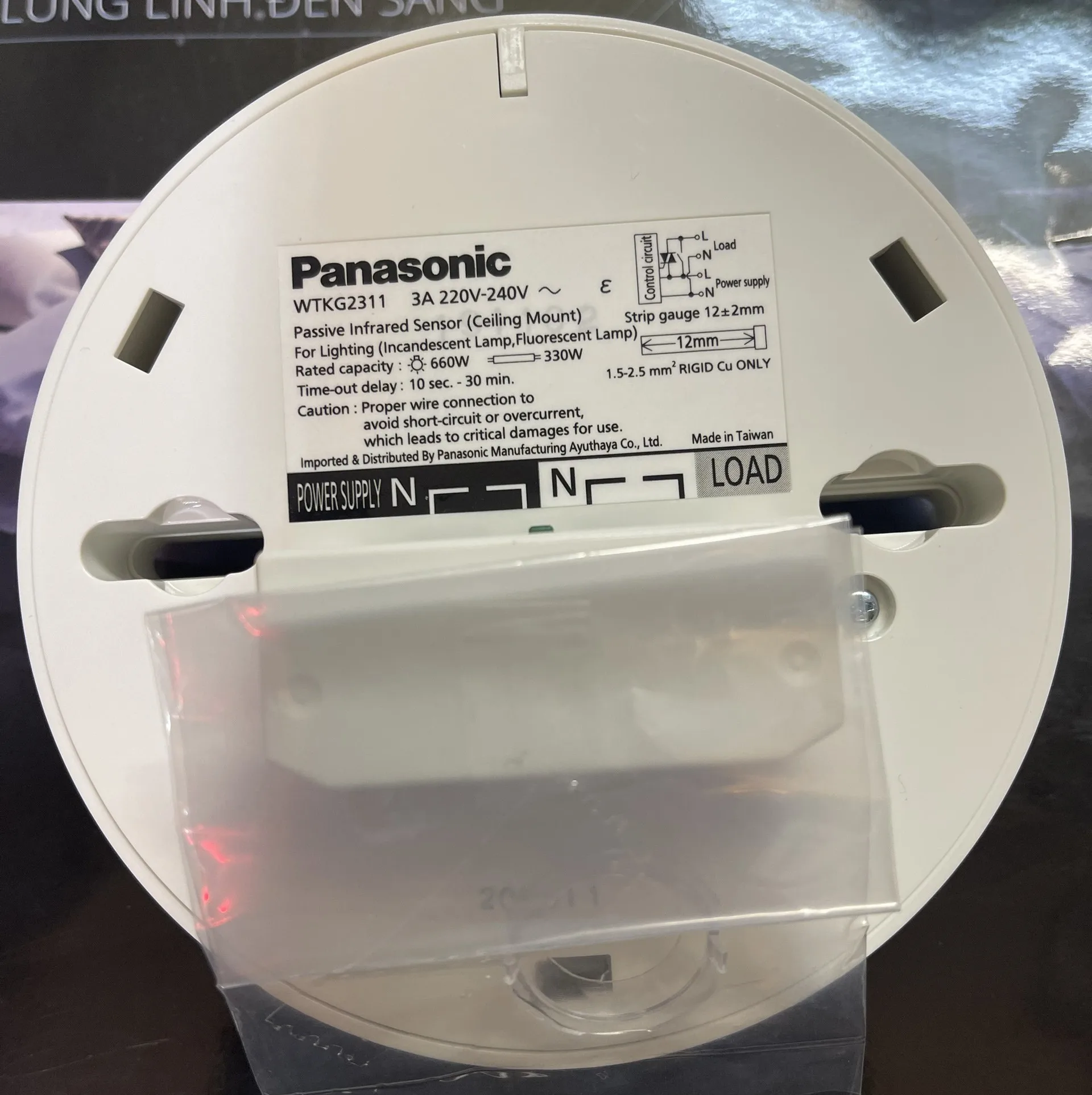 Cảm Biến Tự Bật Đèn Khi Trời Tối Hoặc Khi Có Người Panasonic WTKG2311