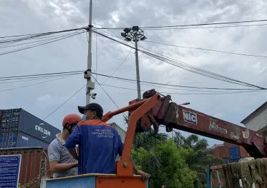 Thi Công Đèn Điện Chiếu Sáng Cho Sân Bóng Đá Tennis