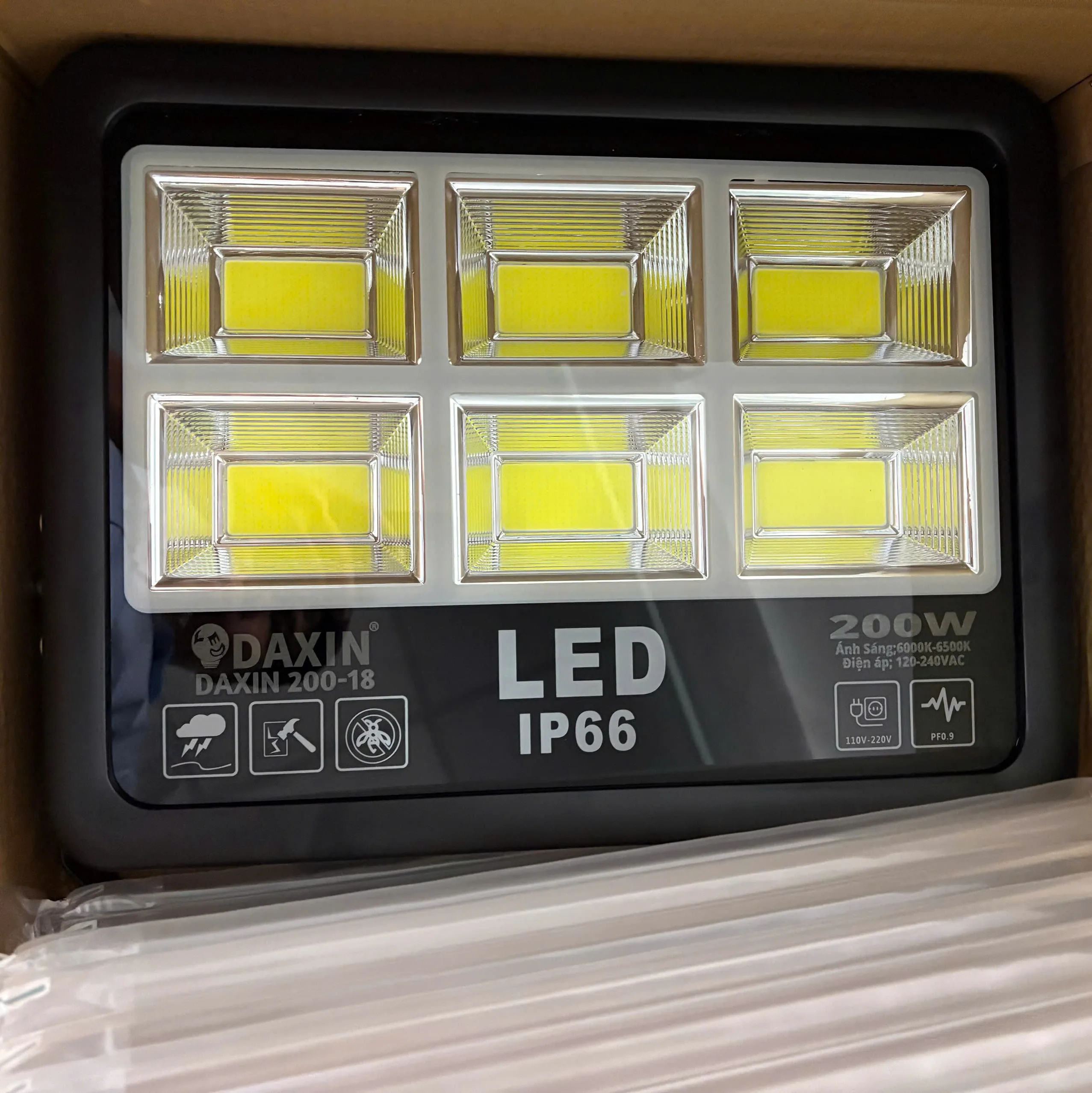Đèn Led Pha Kín Nước Chiếu Sáng Sân Bóng 200W IP66 DAXIN200-18