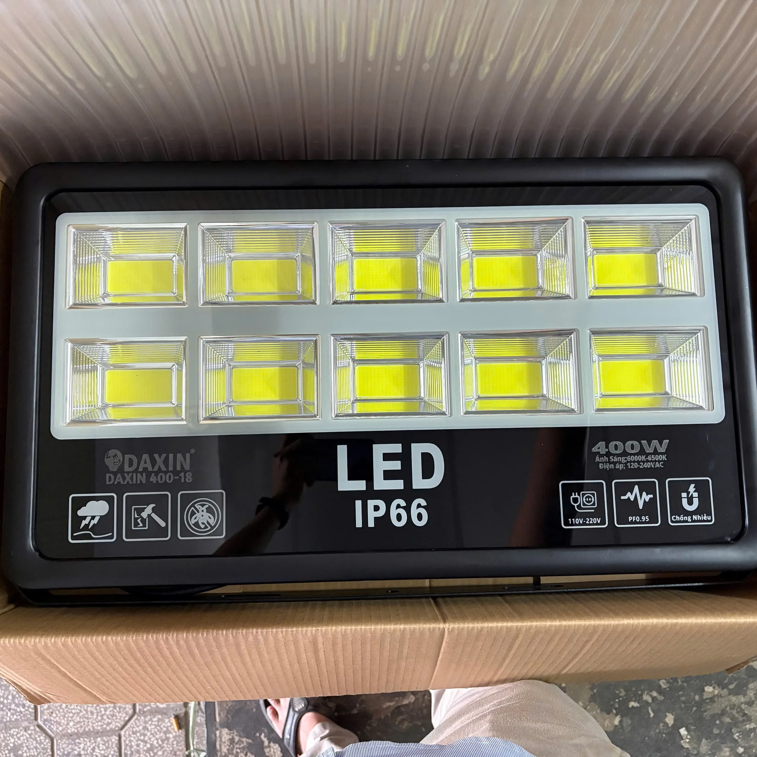 Đèn Led Pha Kín Nước Chiếu Sáng Sân Bóng 400W IP66 DAXIN400-18